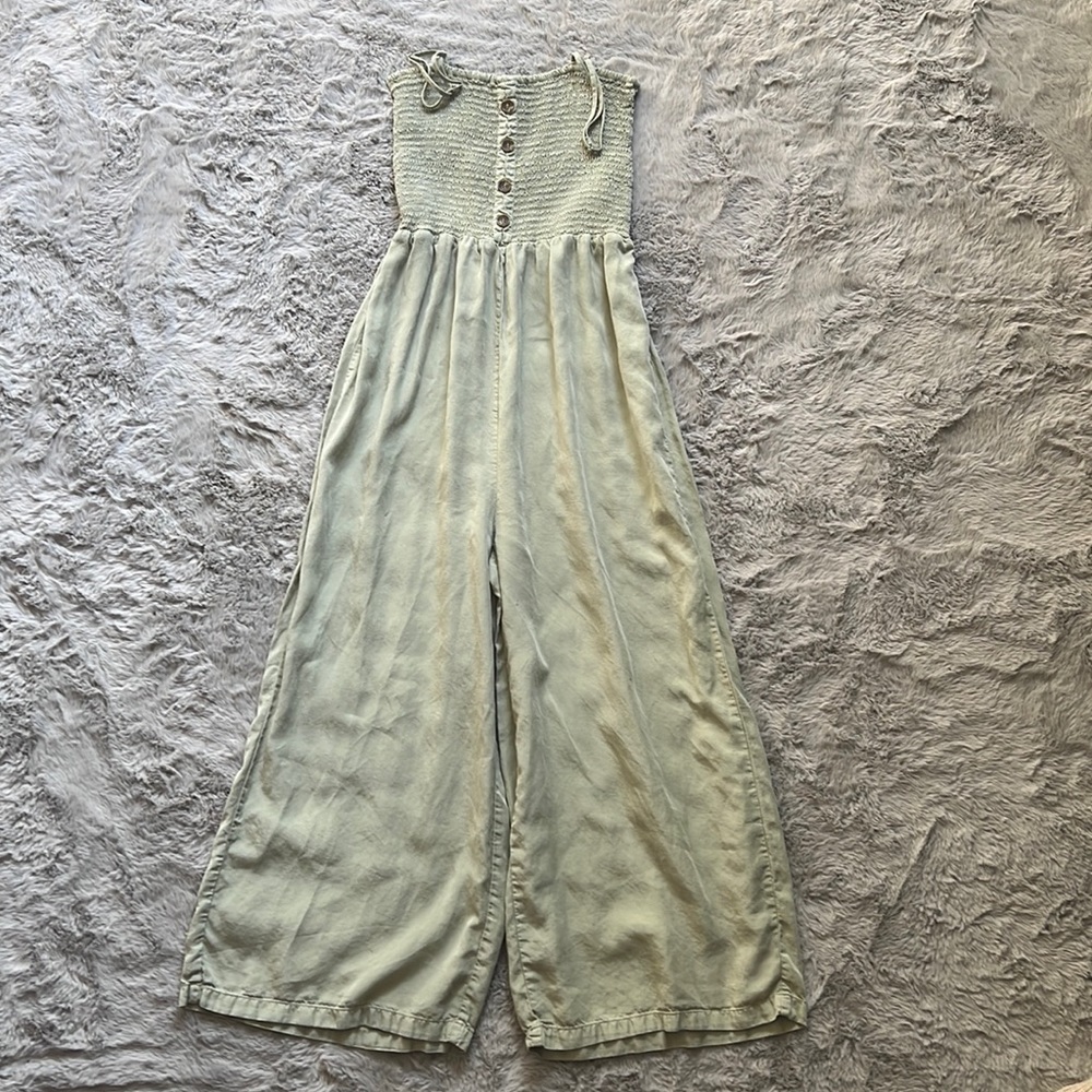 Pastel green, size medium jump suit. Could also fit Small.